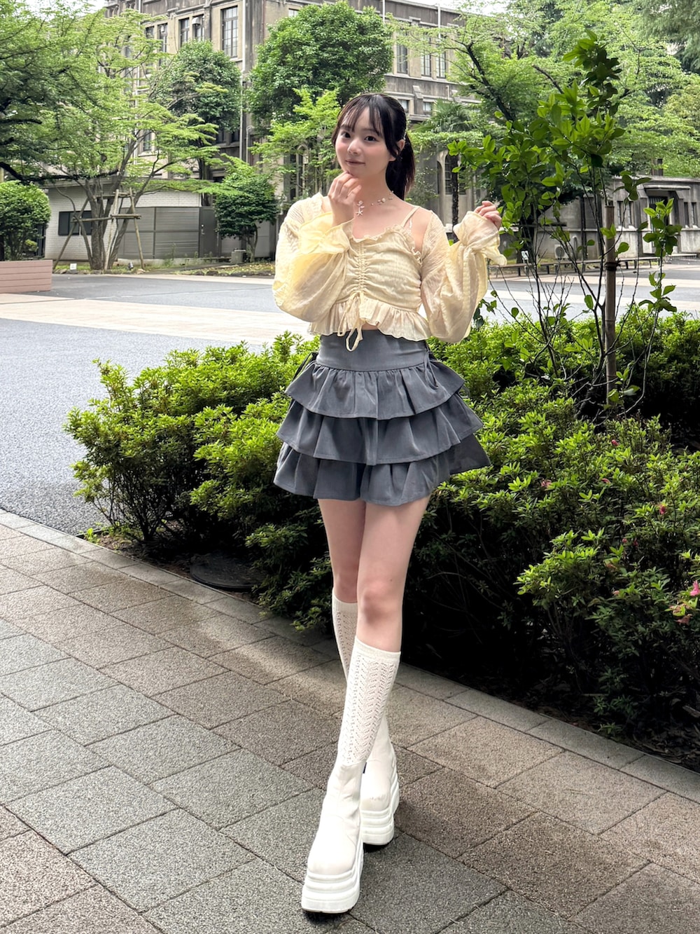 「夏コーデ、韓国ファッション、夏服コーデ、夏ファッション、シャツ/ブラウス、シアートップス、大学生、大学生コーデ、青学、GRL」｜「GRLのアイテム（トップス、イエロー系）」を使った、annpeachさん（レディース・167cm）の夏コーディネートの3枚目の写真