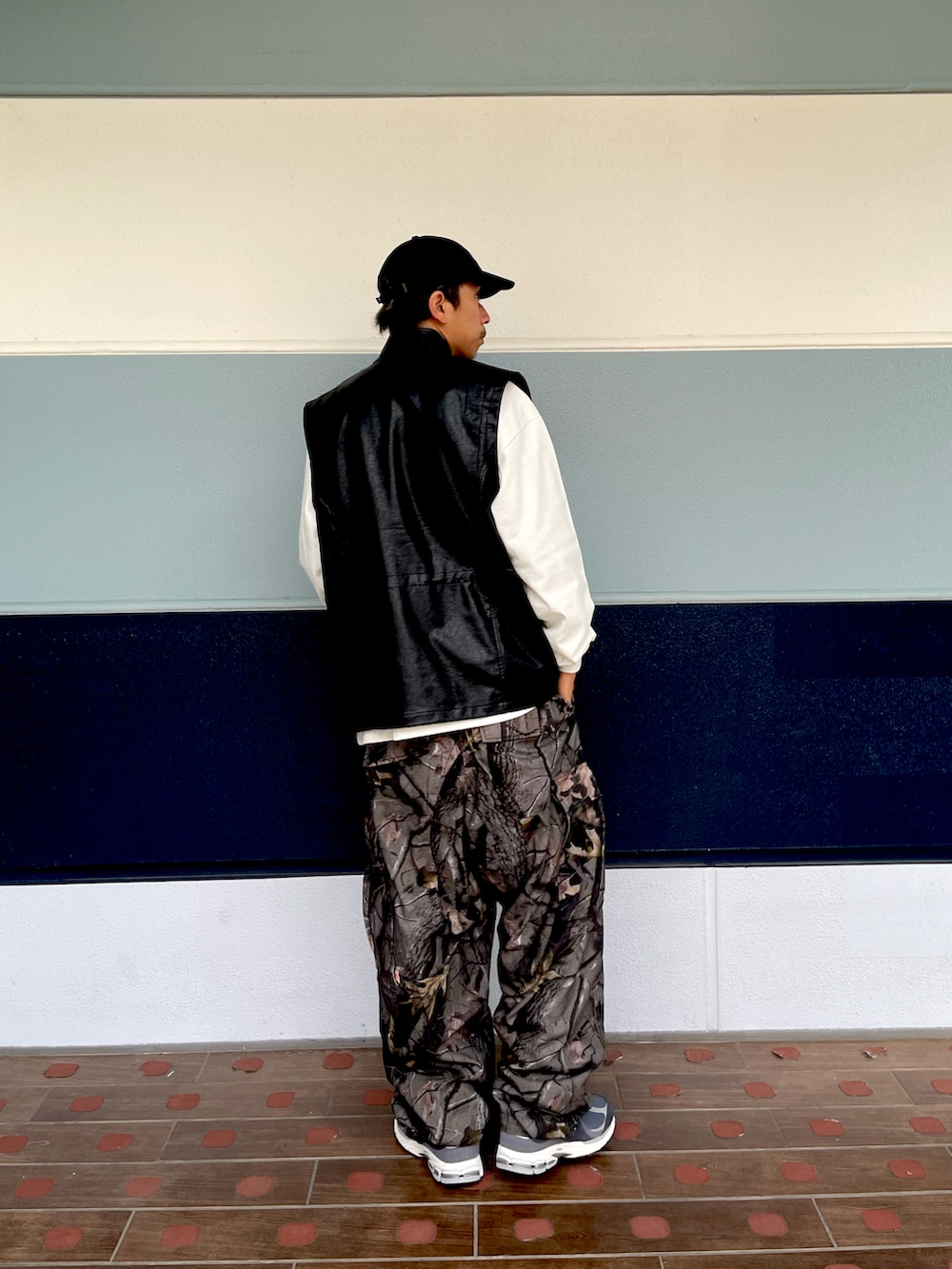 ブラック系のベスト、その他のパンツ、グレー系のスニーカーを着用したメンズの夏コーディネートの3枚目の写真