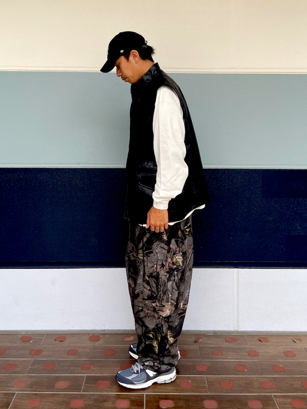 ブラック系のベスト、その他のパンツ、グレー系のスニーカーを着用したメンズの夏コーディネートの2枚目の写真