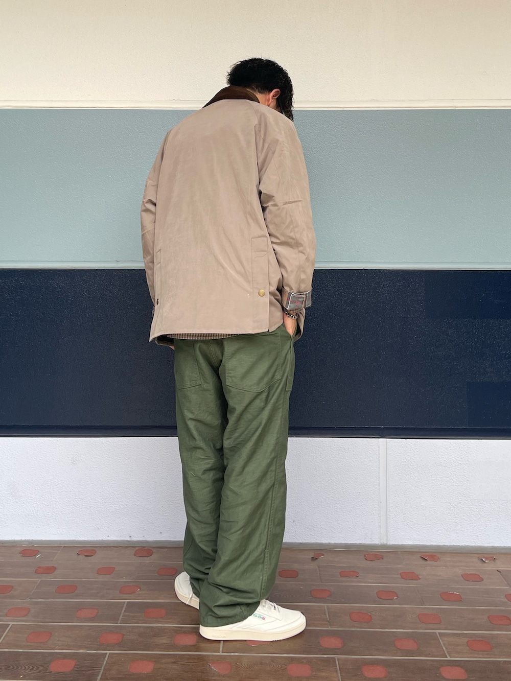 「メンズコーデ、きれいめカジュアル、barbour、BARBOUR STYLE、オアスロウ、orslow、カーゴパンツ、リーボック(Reebok)、服好きな人と繋がりたい、秋コーデ、おしゃれさんと繋がりたい、古着」｜「BarbourのBarbour/バブアー 別注 BORROWDALE/ボロウデイル（ブルゾン、ベージュ系）」を使った、daisukeさん（メンズ・177cm）の夏コーディネートの3枚目の写真