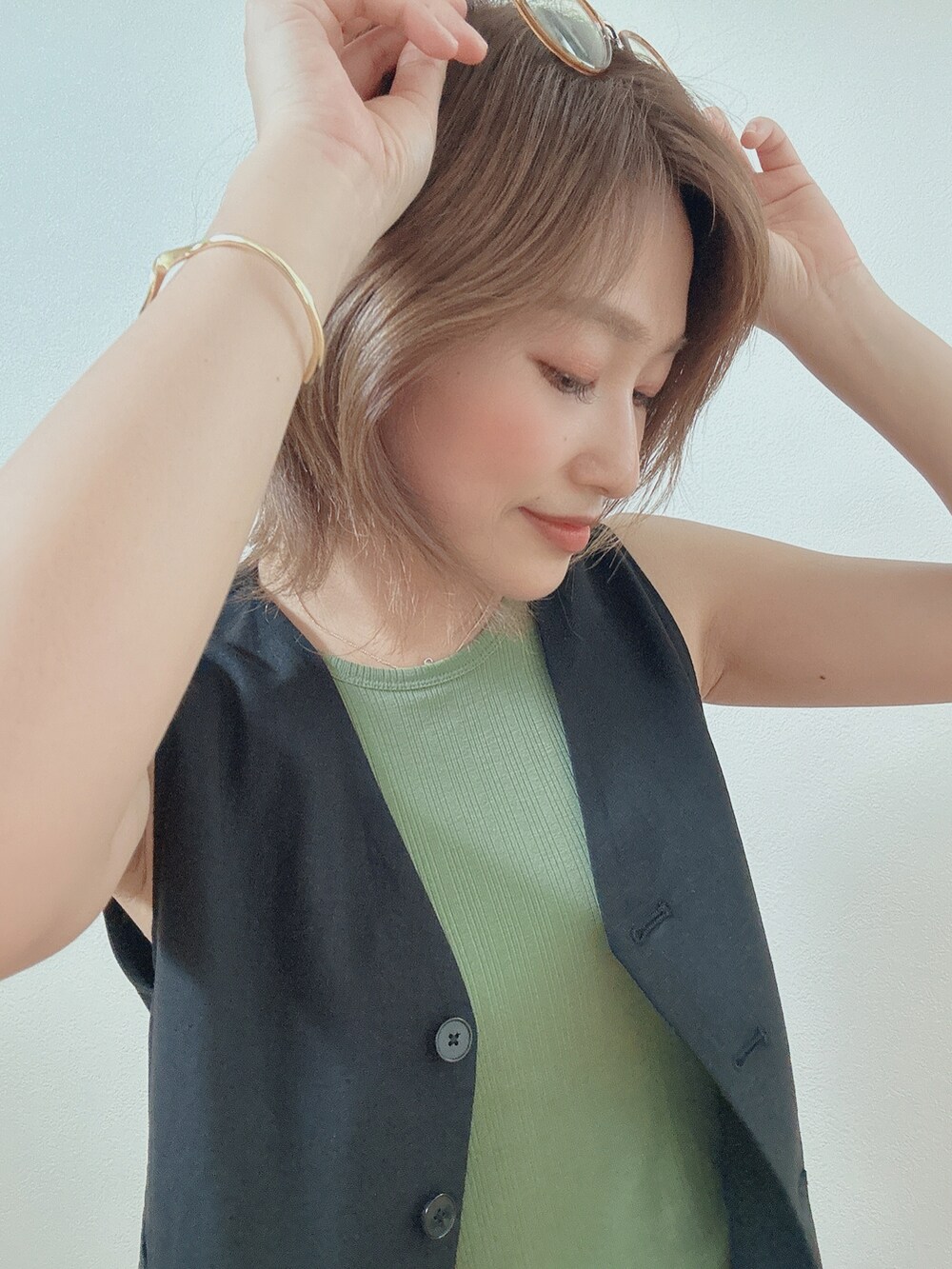 ブラック系のパンツ、ブラック系のベストを着用したレディースの夏コーディネートの4枚目の写真