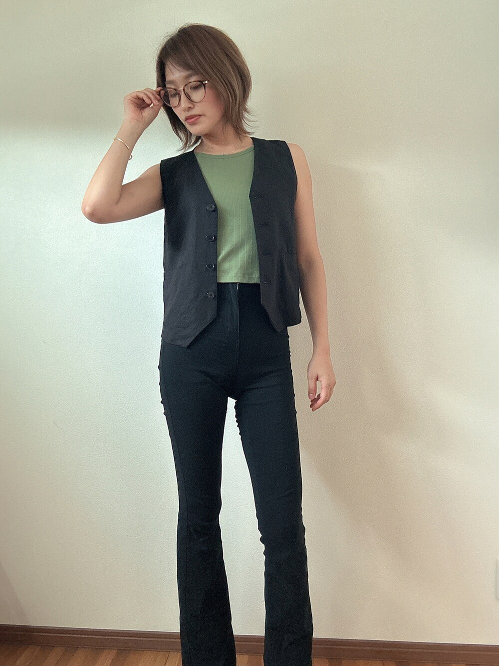 ブラック系のパンツ、ブラック系のベストを着用したレディースの夏コーディネートの3枚目の写真