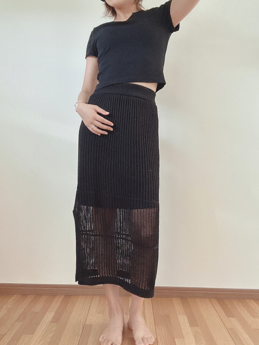 ブラック系のTシャツ/カットソー、ブラック系のスカート、ブラック系のハットを着用したレディースの夏コーディネートの3枚目の写真