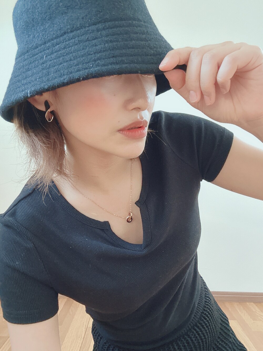 ブラック系のTシャツ/カットソー、ブラック系のスカート、ブラック系のハットを着用したレディースの夏コーディネートの4枚目の写真