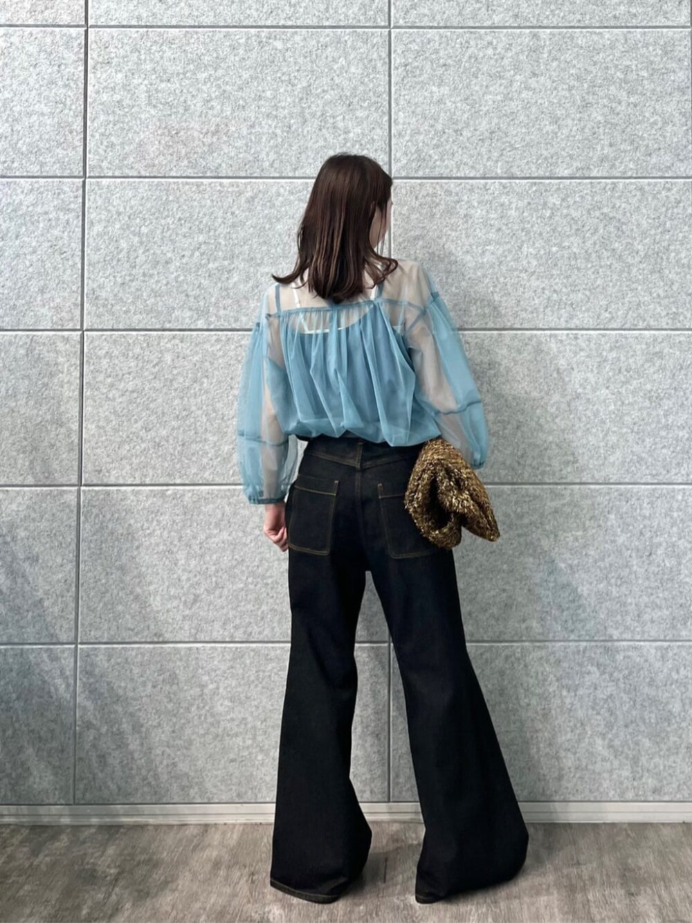 ブラック系のデニムパンツ、ブルー系のシャツ/ブラウスを着用したレディースの秋コーディネートの3枚目の写真