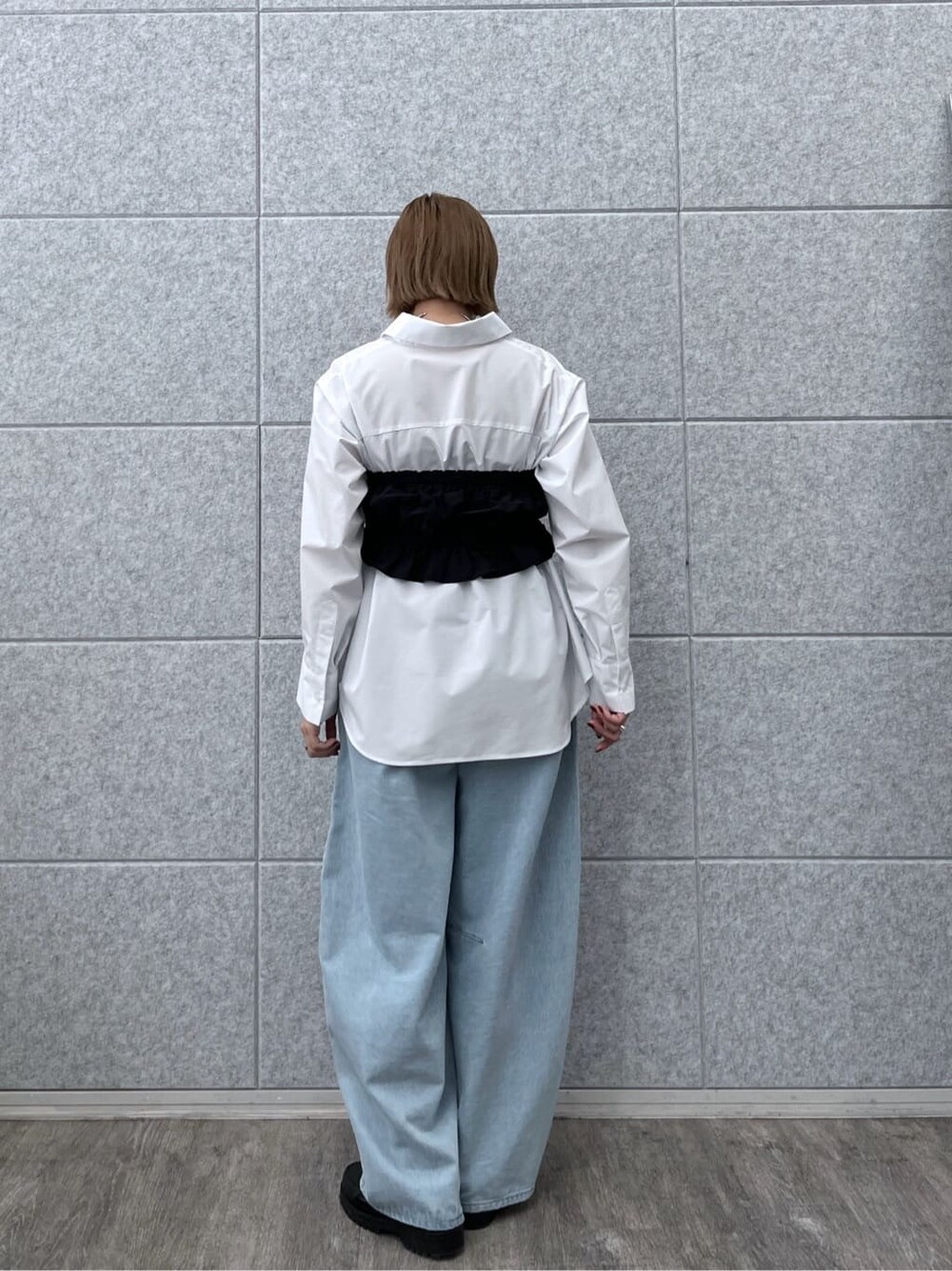 ブラック系のシャツ/ブラウス、ホワイト系のシャツ/ブラウス、ブルー系のデニムパンツを着用したレディースの春コーディネートの4枚目の写真
