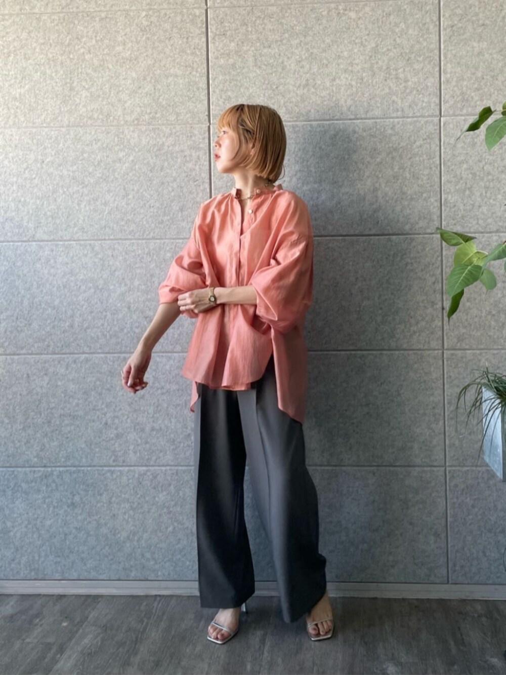 グレー系のその他パンツ、オレンジ系のシャツ/ブラウスを着用したレディースの春コーディネートの5枚目の写真