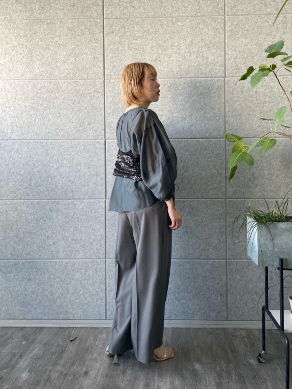 グレー系のその他パンツ、グレー系のシャツ/ブラウス、ブラック系のタンクトップを着用したレディースの春コーディネートの2枚目の写真