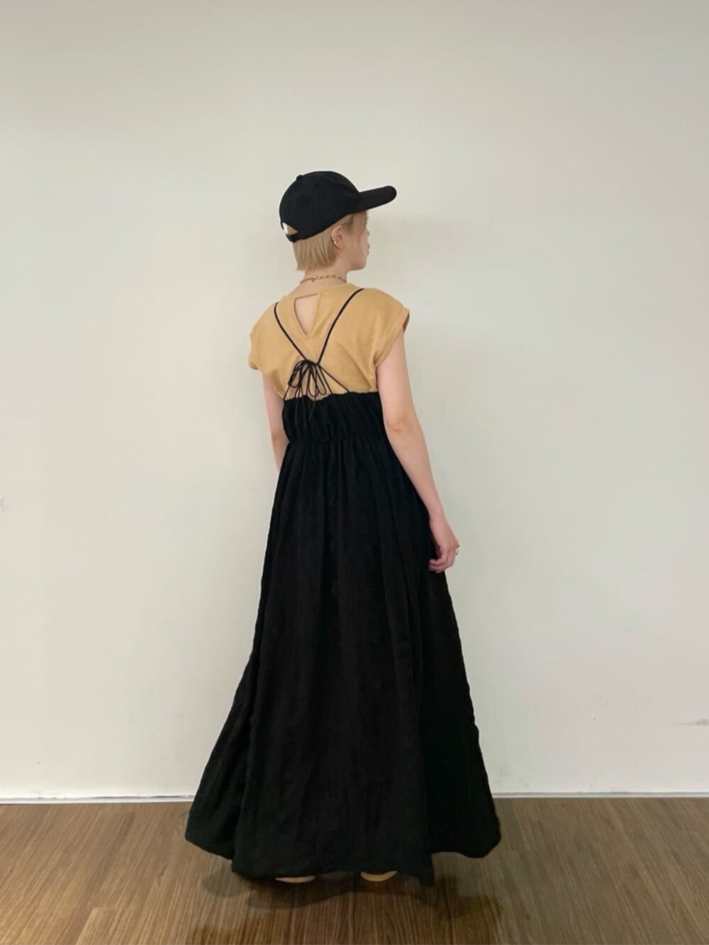 ブラック系のワンピース、ブラウン系のTシャツ/カットソー、ブラック系のキャップを着用したレディースの夏コーディネートの3枚目の写真