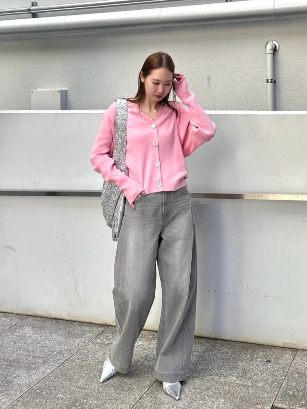 ピンク系のカーディガン/ボレロ、グレー系のデニムパンツを着用したレディースの冬コーディネートの3枚目の写真