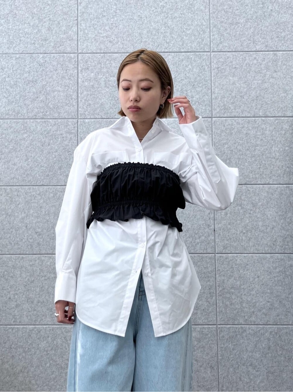 ブラック系のシャツ/ブラウス、ホワイト系のシャツ/ブラウス、ブルー系のデニムパンツを着用したレディースの春コーディネートの6枚目の写真