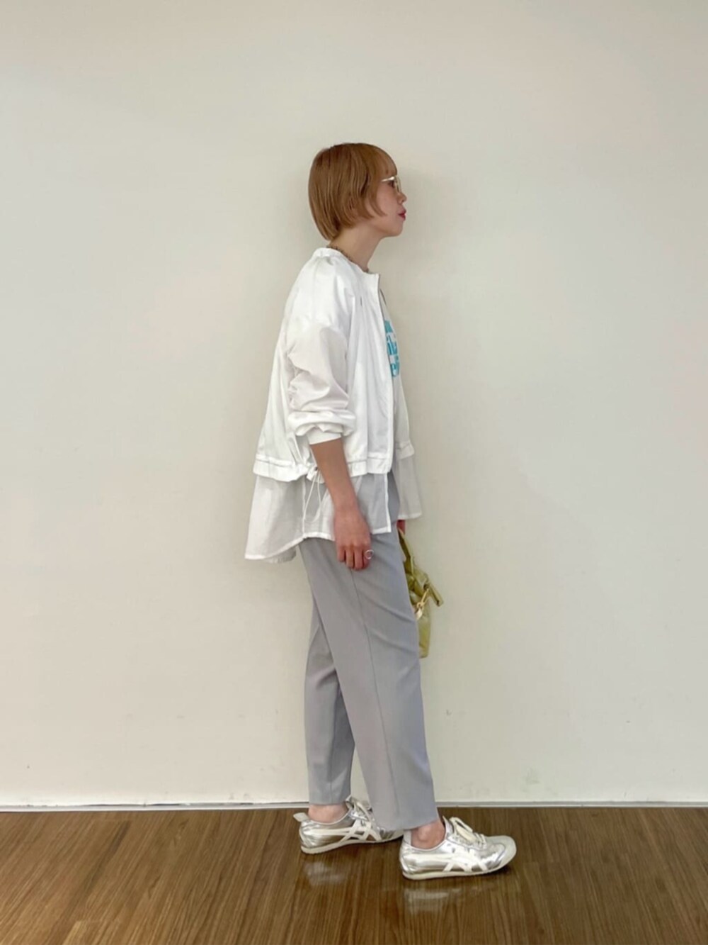 ホワイト系のブルゾン、ホワイト系のTシャツ/カットソー、グレー系のその他パンツを着用したレディースの春コーディネートの3枚目の写真