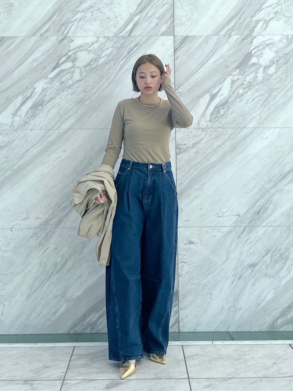 グリーン系のTシャツ/カットソー、ブルー系のデニムパンツ、ベージュ系のブルゾンを着用したレディースの春コーディネートの8枚目の写真