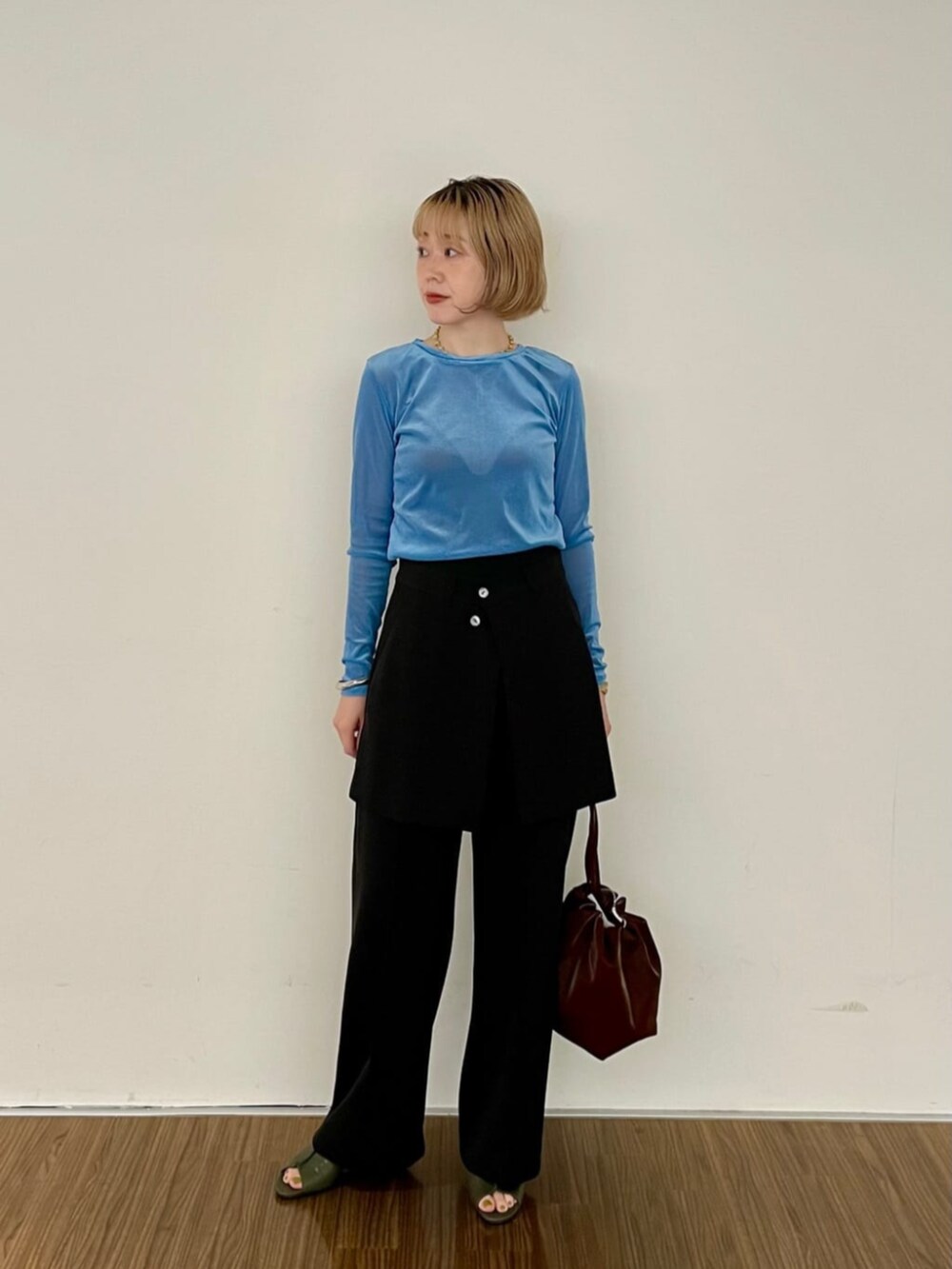 ブラック系のその他パンツ、グリーン系のサンダル、ブルー系のTシャツ/カットソーを着用したレディースの秋コーディネートの4枚目の写真