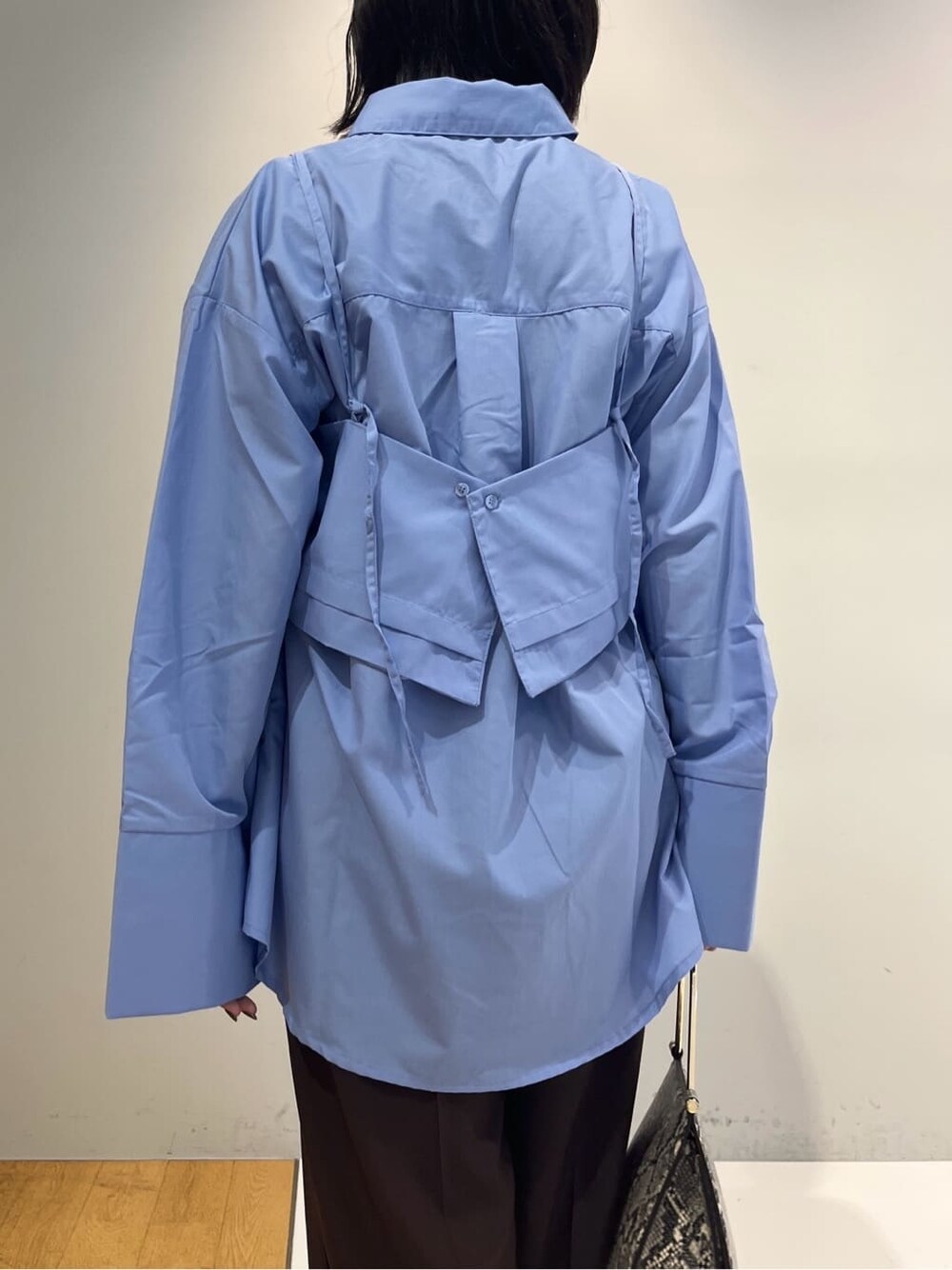 ブルー系のシャツ/ブラウス、ブラウン系のその他パンツ、グレー系のショルダーバッグを着用したレディースの秋コーディネートの5枚目の写真