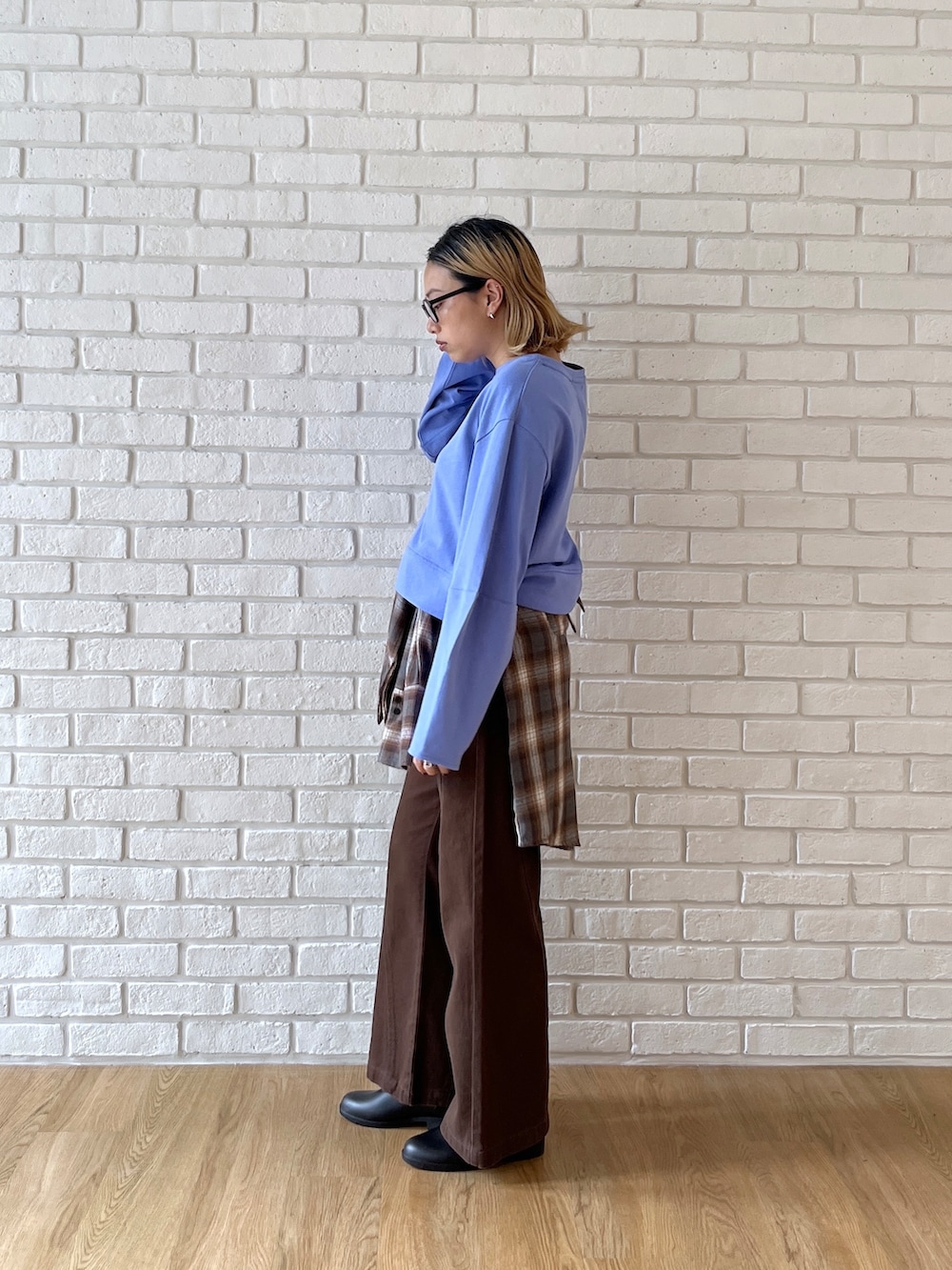 ブルー系のTシャツ/カットソー、ブラウン系のシャツ/ブラウスを着用したレディースの秋コーディネートの3枚目の写真