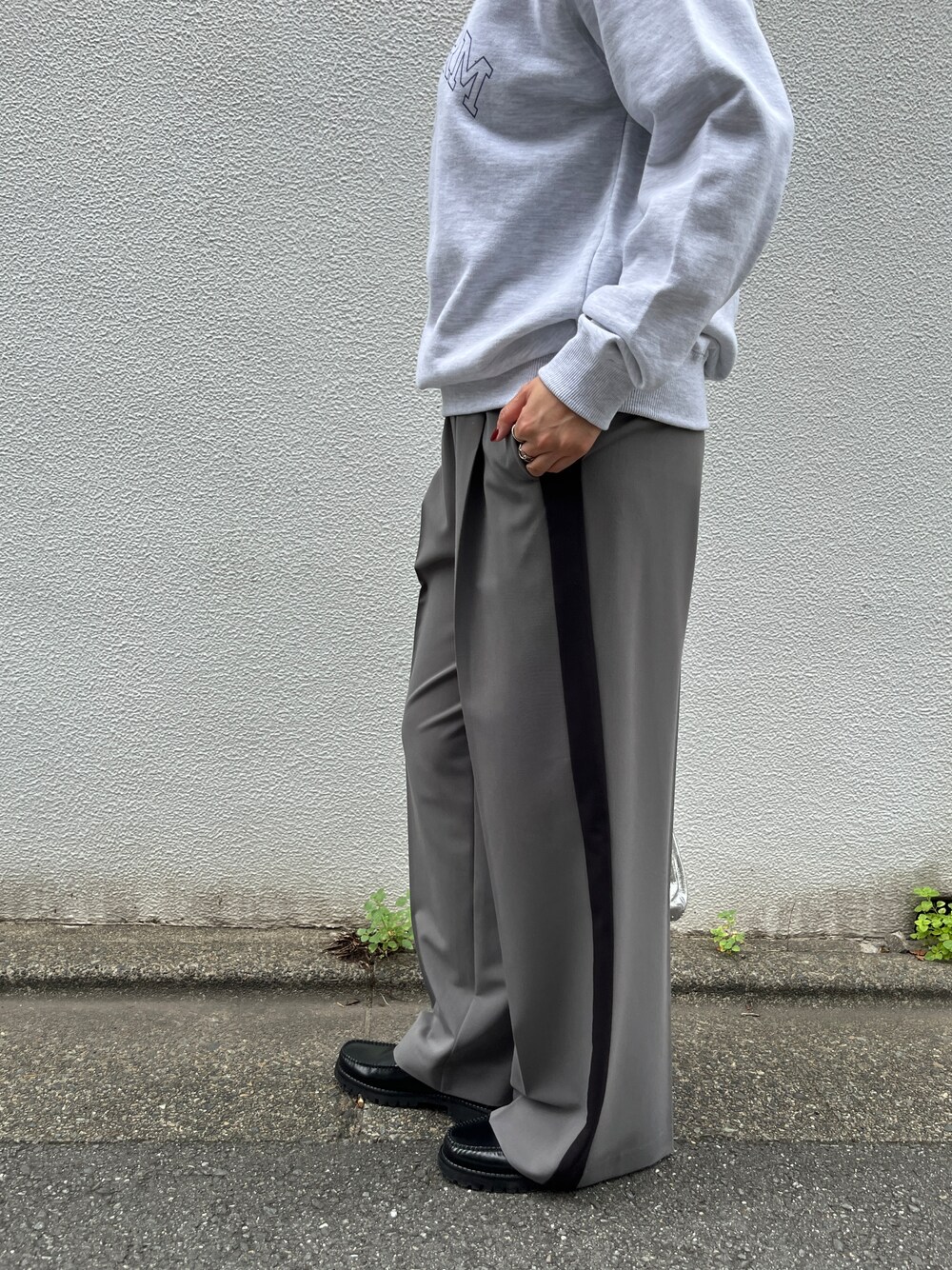 グレー系のその他パンツ、シルバー系のハンドバッグを着用したレディースの秋コーディネートの8枚目の写真
