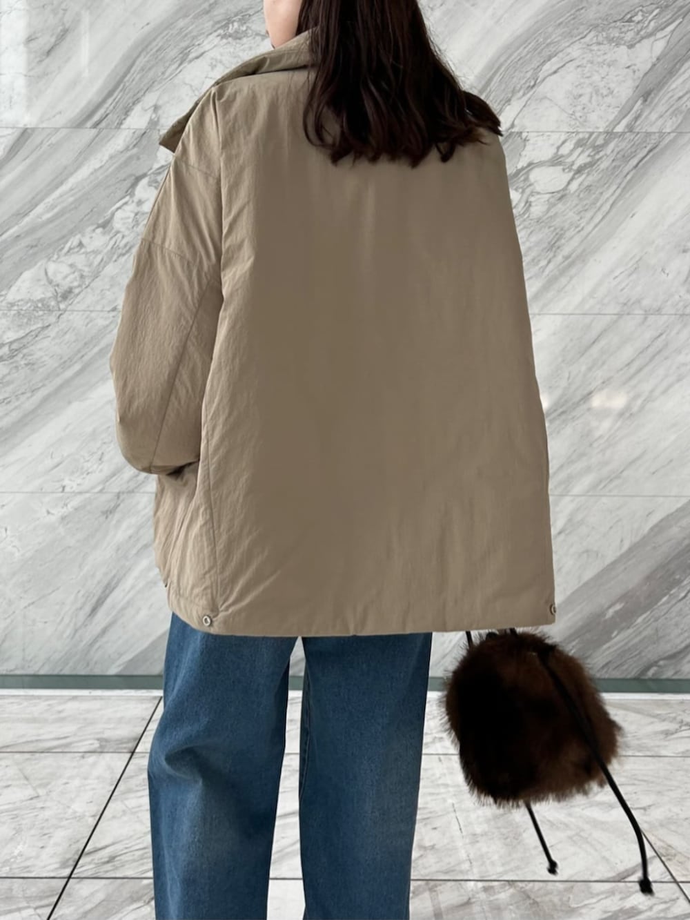 ブルー系のデニムパンツ、ブラウン系のその他アウターを着用したレディースの冬コーディネートの2枚目の写真