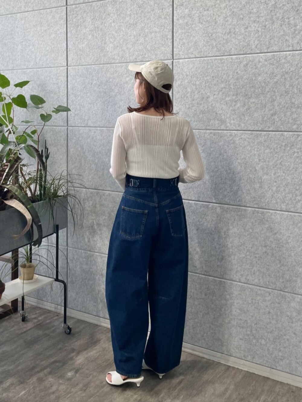 ホワイト系のニット/セーター、ブルー系のデニムパンツを着用したレディースの春コーディネートの3枚目の写真