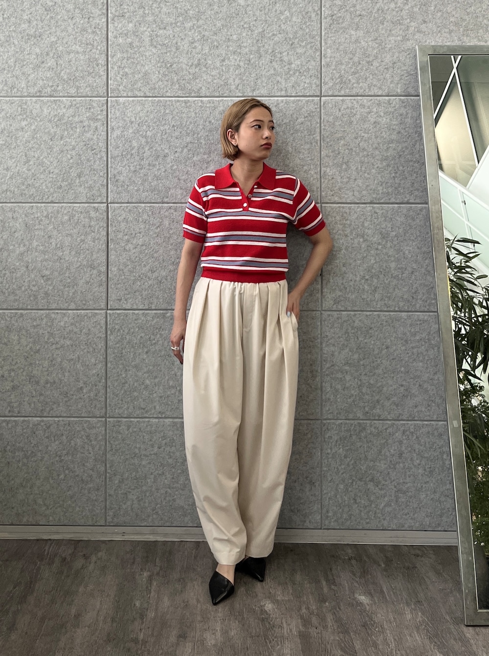 ホワイト系のその他パンツ、レッド系のニット/セーターを着用したレディースの春コーディネートの2枚目の写真
