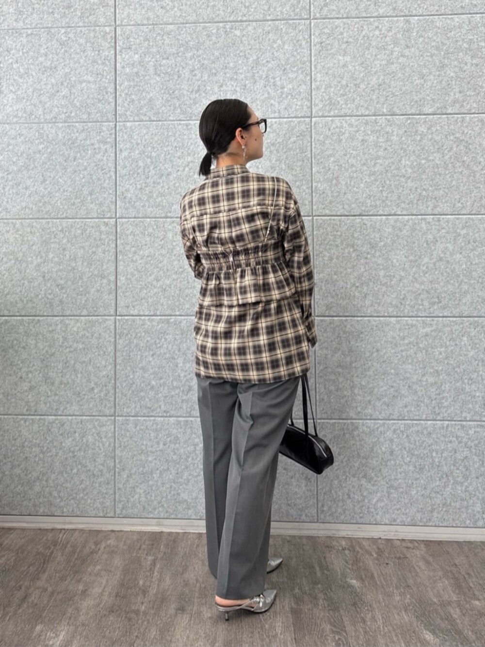 ベージュ系のタンクトップ、ベージュ系のシャツ/ブラウス、グレー系のその他パンツを着用したレディースの夏コーディネートの4枚目の写真