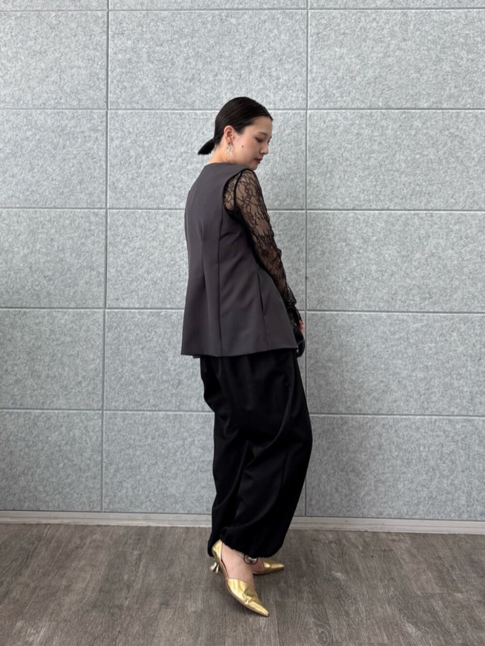 ブラック系のTシャツ/カットソー、グレー系のノーカラージャケット、ブラック系のその他パンツを着用したレディースの夏コーディネートの2枚目の写真