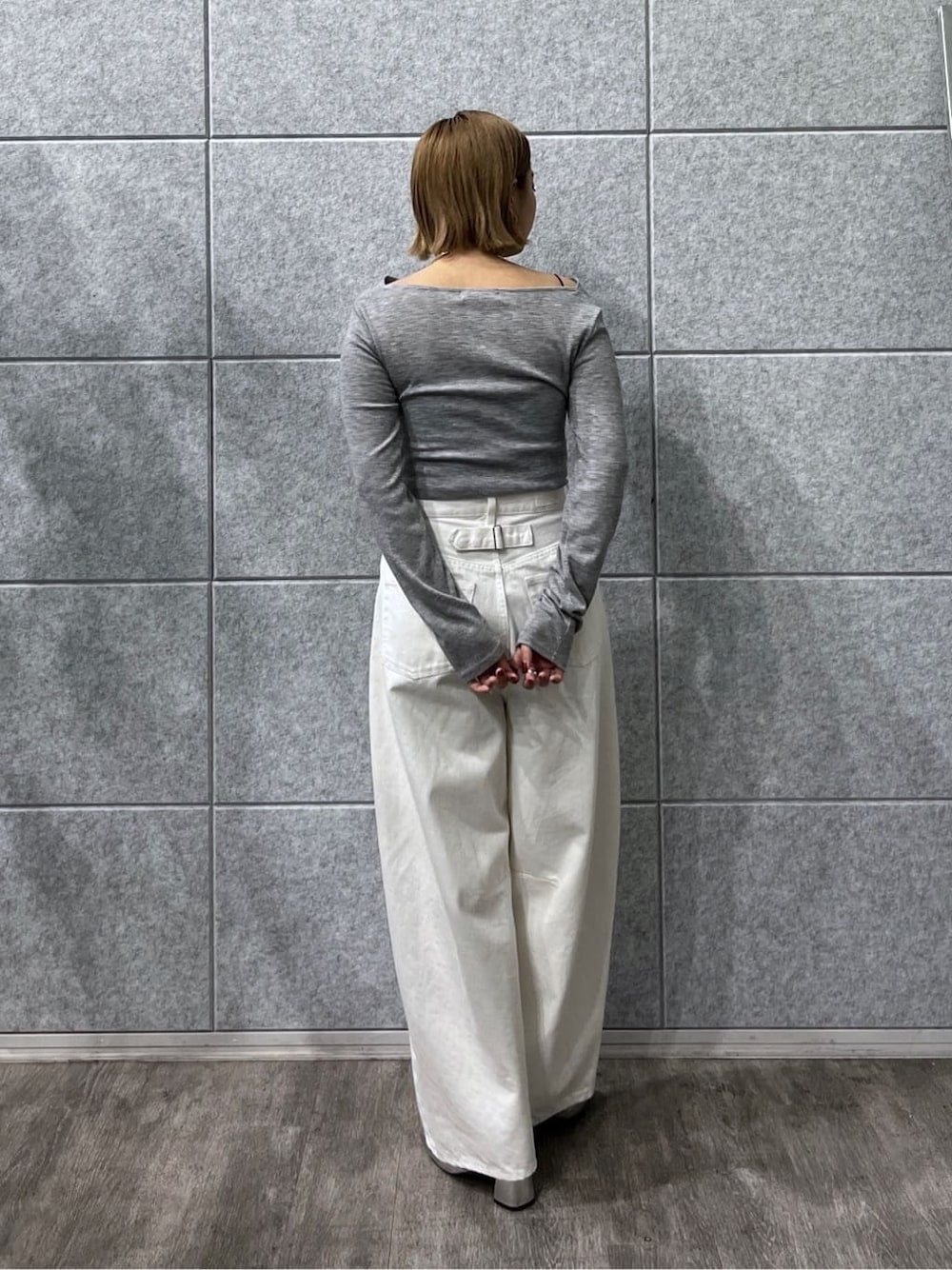 グレー系のTシャツ/カットソー、ホワイト系のデニムパンツを着用したレディースの冬コーディネートの5枚目の写真