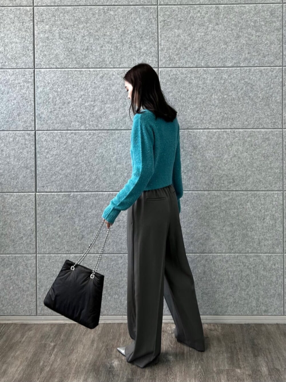 ブラック系のショルダーバッグ、グレー系のその他パンツ、ブルー系のカーディガン/ボレロを着用したレディースの秋コーディネートの2枚目の写真