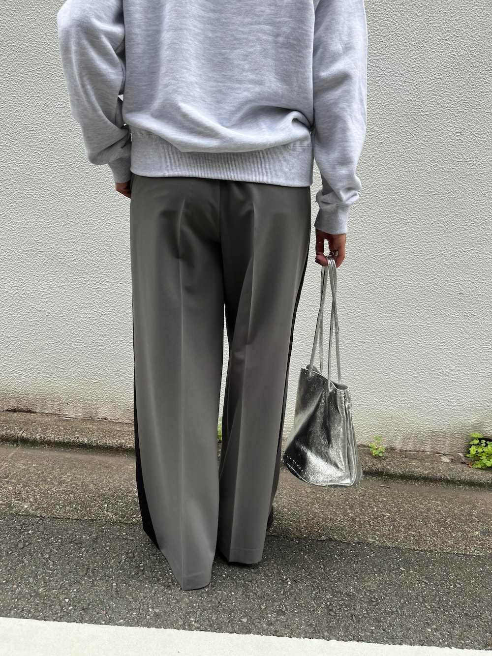 グレー系のその他パンツ、シルバー系のハンドバッグを着用したレディースの秋コーディネートの9枚目の写真