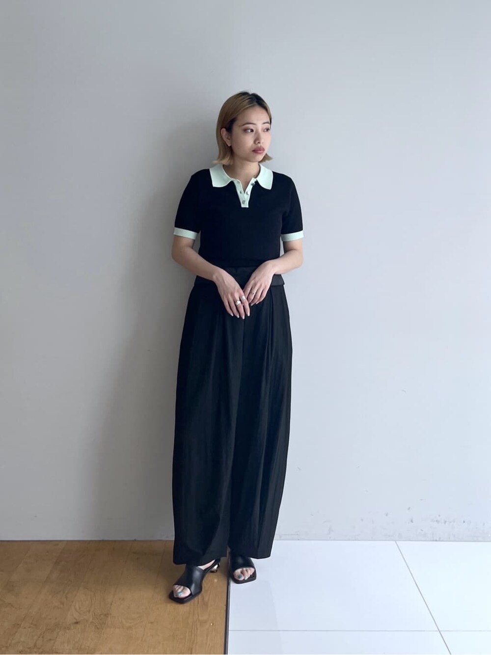 ブラック系のニット/セーター、ブラック系のその他パンツ、ブラック系のサンダルを着用したレディースの春コーディネートの8枚目の写真