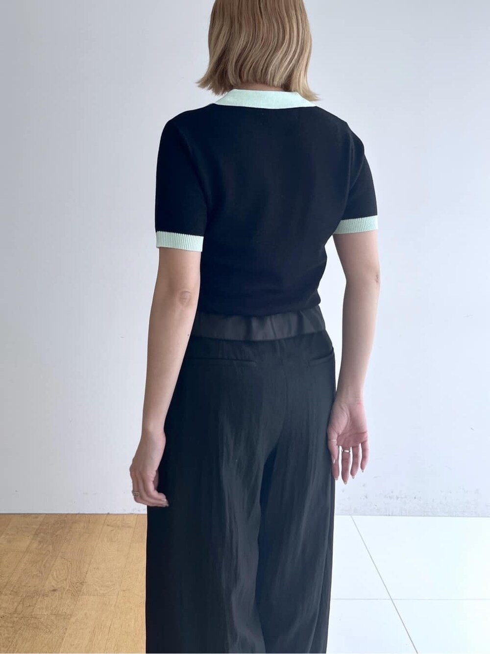 ブラック系のニット/セーター、ブラック系のその他パンツ、ブラック系のサンダルを着用したレディースの春コーディネートの7枚目の写真