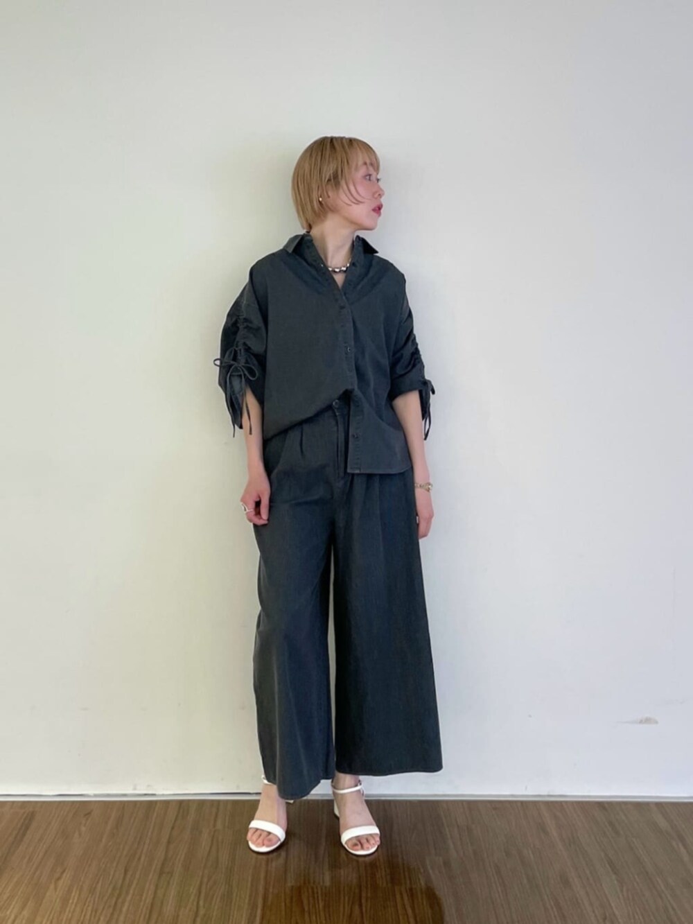 グレー系のその他パンツ、グレー系のシャツ/ブラウス、シルバー系のネックレスを着用したレディースの春コーディネートの2枚目の写真