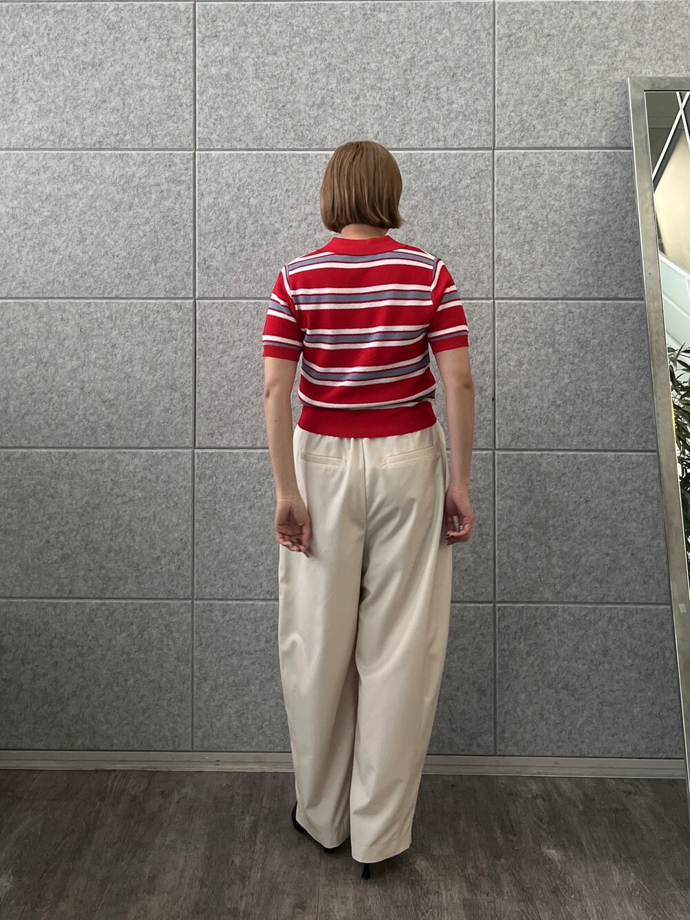 ホワイト系のその他パンツ、レッド系のニット/セーターを着用したレディースの春コーディネートの5枚目の写真