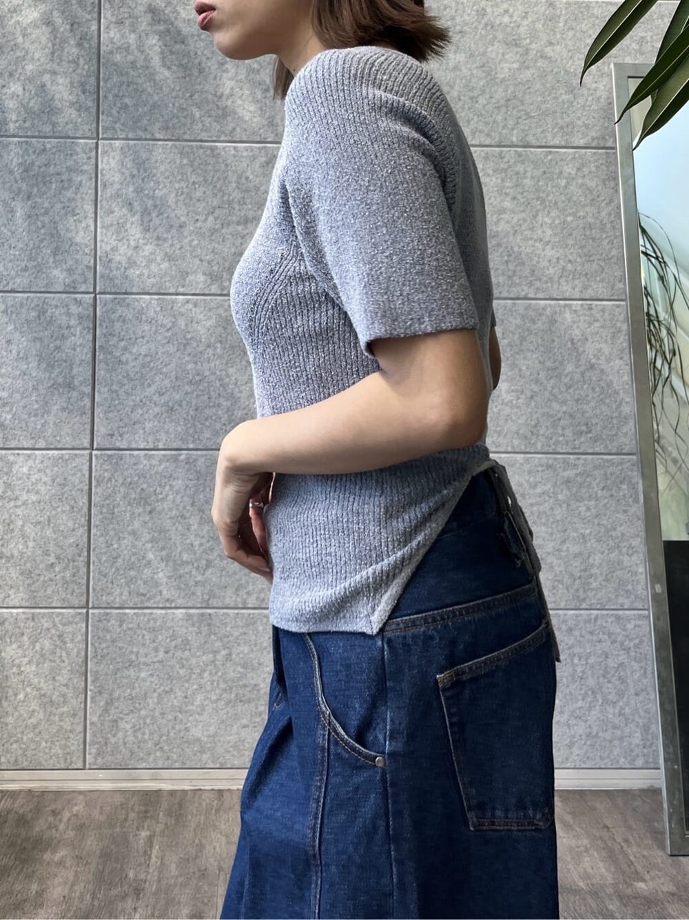 ブルー系のニット/セーター、ブルー系のデニムパンツ、ブラック系のサンダルを着用したレディースの冬コーディネートの5枚目の写真