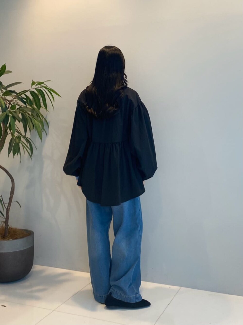 ブラック系のブルゾン、ブルー系のデニムパンツ、ブルー系のニット/セーターを着用したレディースの秋コーディネートの3枚目の写真