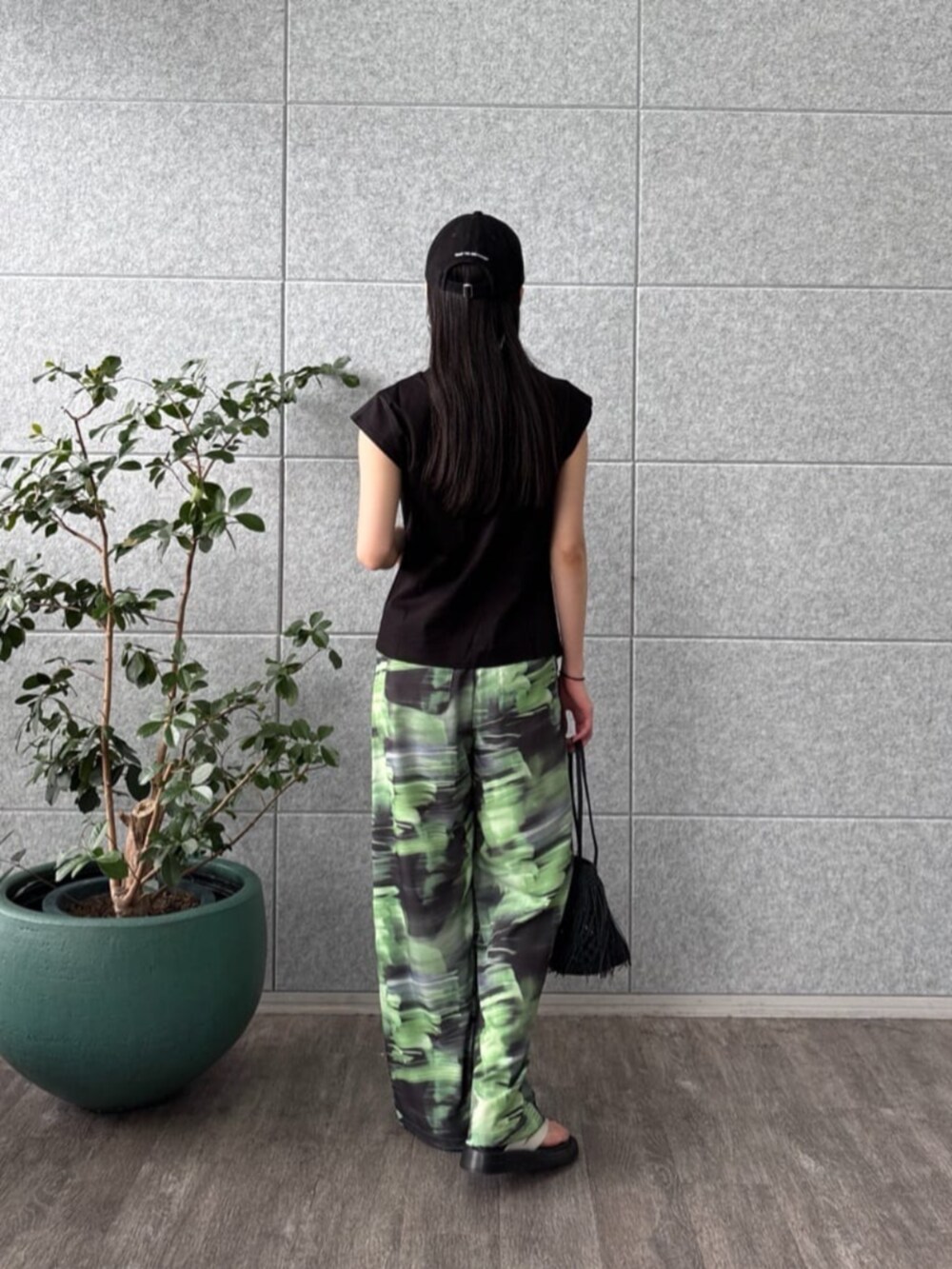 ブラック系のTシャツ/カットソー、グリーン系のその他パンツを着用したレディースの夏コーディネートの3枚目の写真