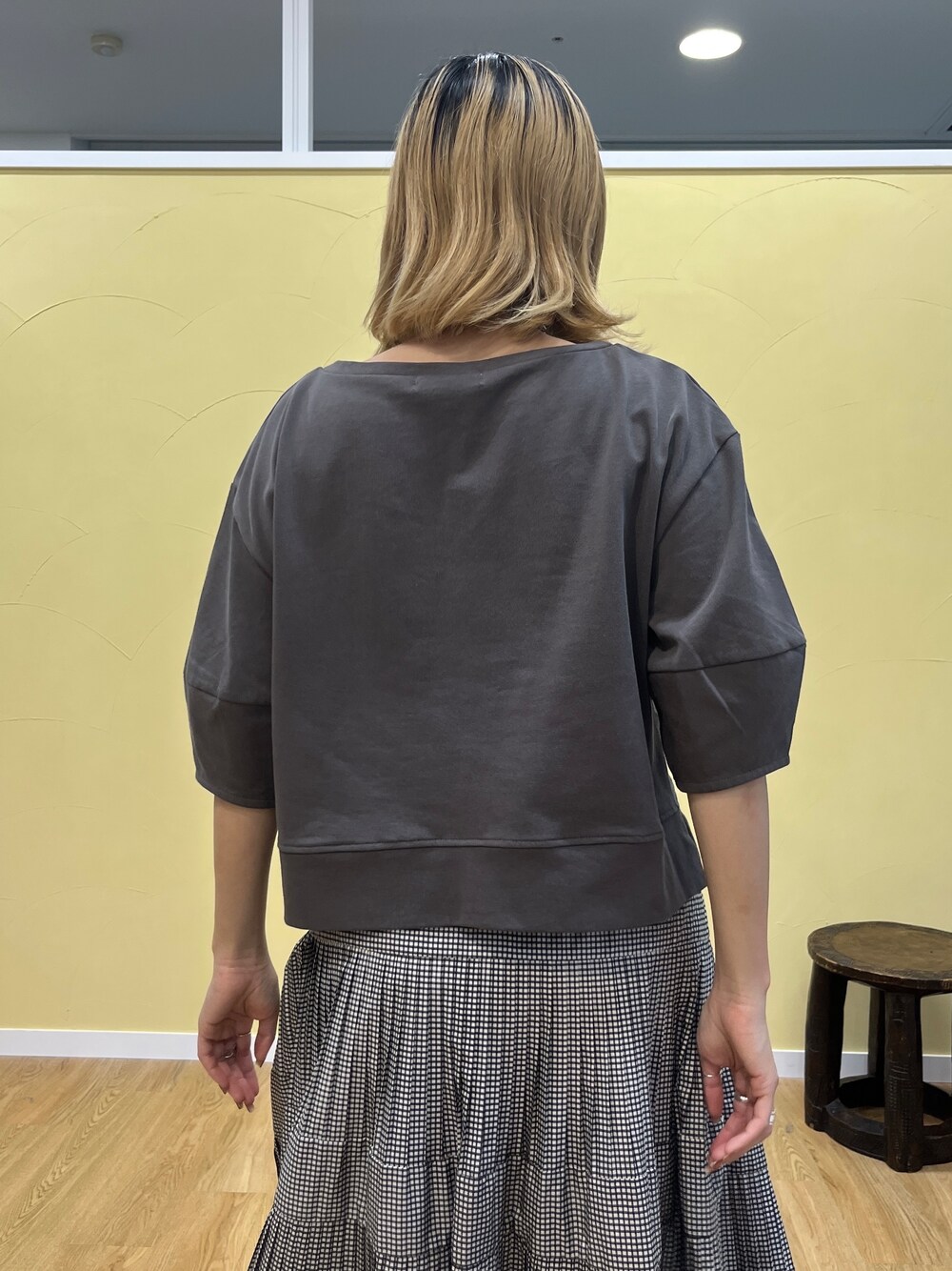 グレー系のTシャツ/カットソー、ブラック系のスカートを着用したレディースの夏コーディネートの8枚目の写真