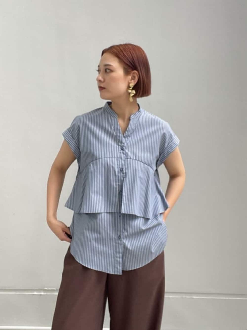 ブルー系のシャツ/ブラウス、ブラウン系のその他パンツを着用したレディースの夏コーディネートの4枚目の写真