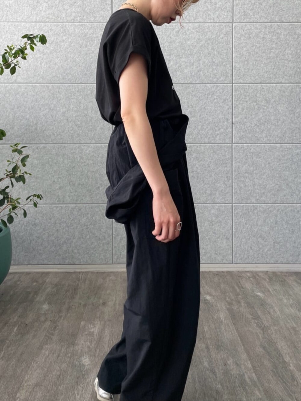 ブラック系のTシャツ/カットソー、ブラック系のサロペット/オーバーオールを着用したレディースの夏コーディネートの5枚目の写真