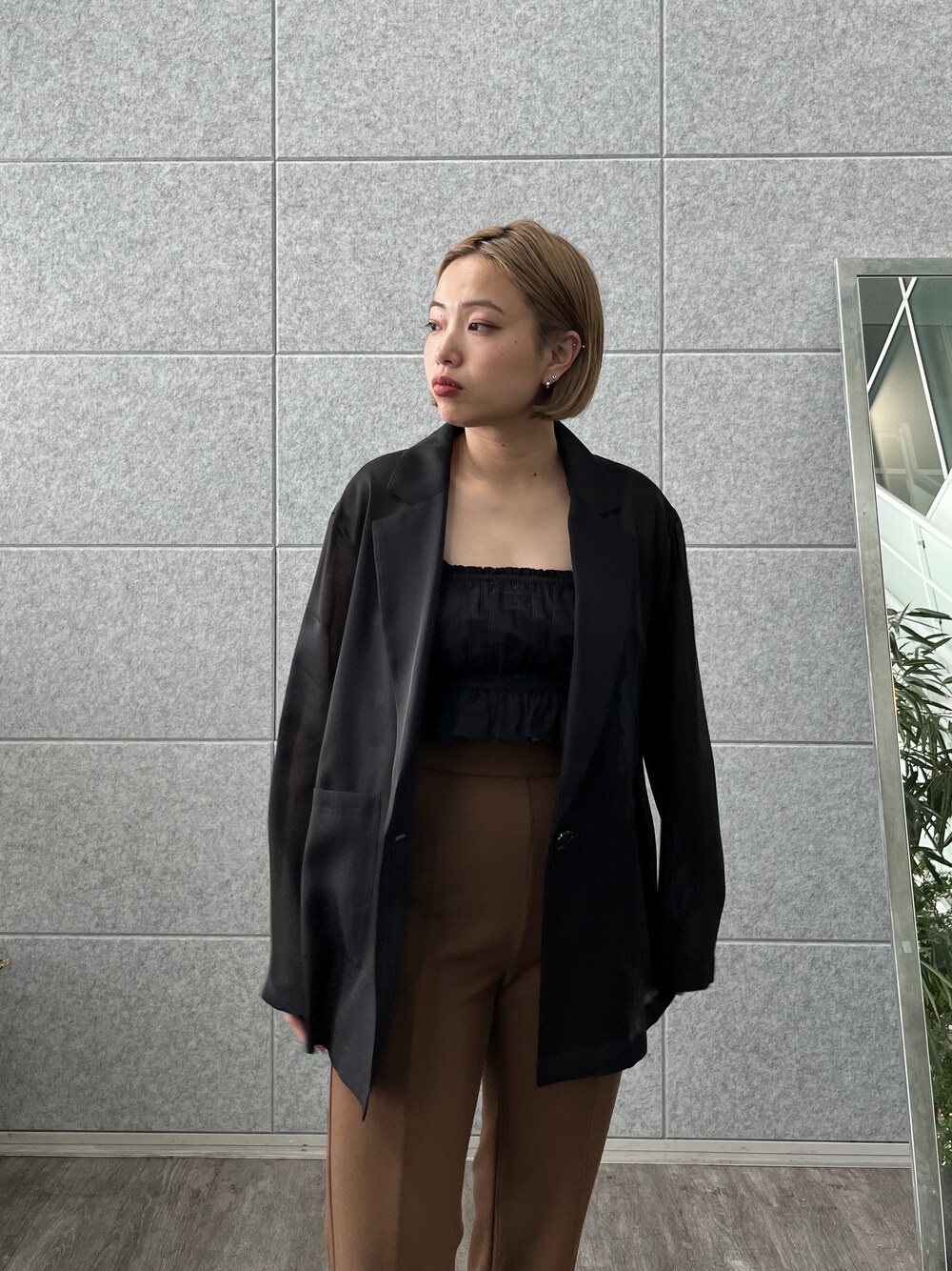 ブラウン系のその他パンツ、ブラック系のシャツ/ブラウス、ブラック系のテーラードジャケットを着用したレディースの春コーディネートの6枚目の写真