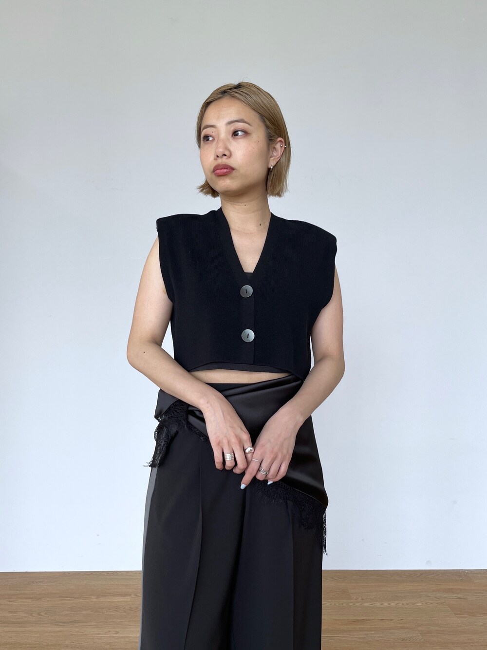 ブラック系のカーディガン/ボレロ、ブラック系のサンダル、ブラック系のその他パンツを着用したレディースの春コーディネートの4枚目の写真
