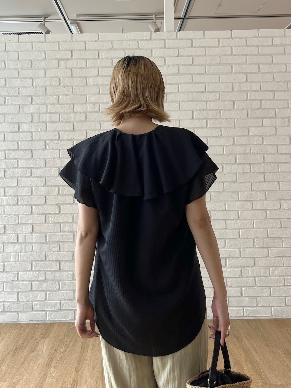 ブラック系のシャツ/ブラウス、グリーン系のその他パンツ、ベージュ系のハンドバッグを着用したレディースの夏コーディネートの7枚目の写真