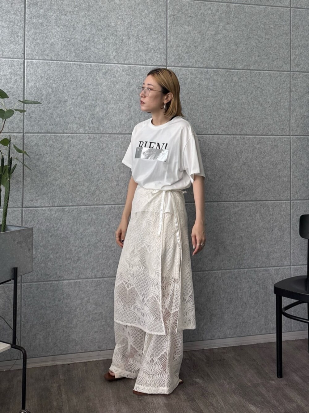 ホワイト系のその他パンツ、ホワイト系のTシャツ/カットソーを着用したレディースの夏コーディネートの5枚目の写真