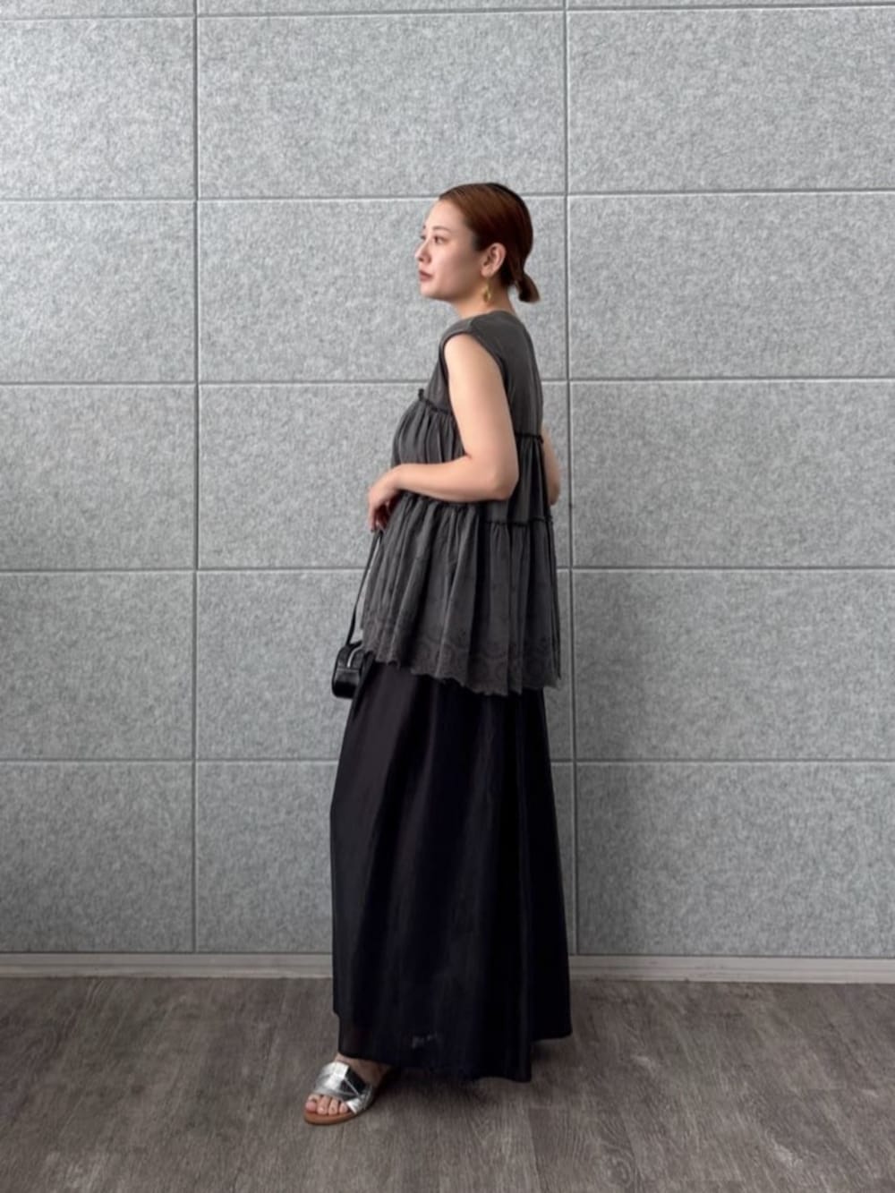 グレー系のTシャツ/カットソー、ブラック系のスカートを着用したレディースの夏コーディネートの2枚目の写真