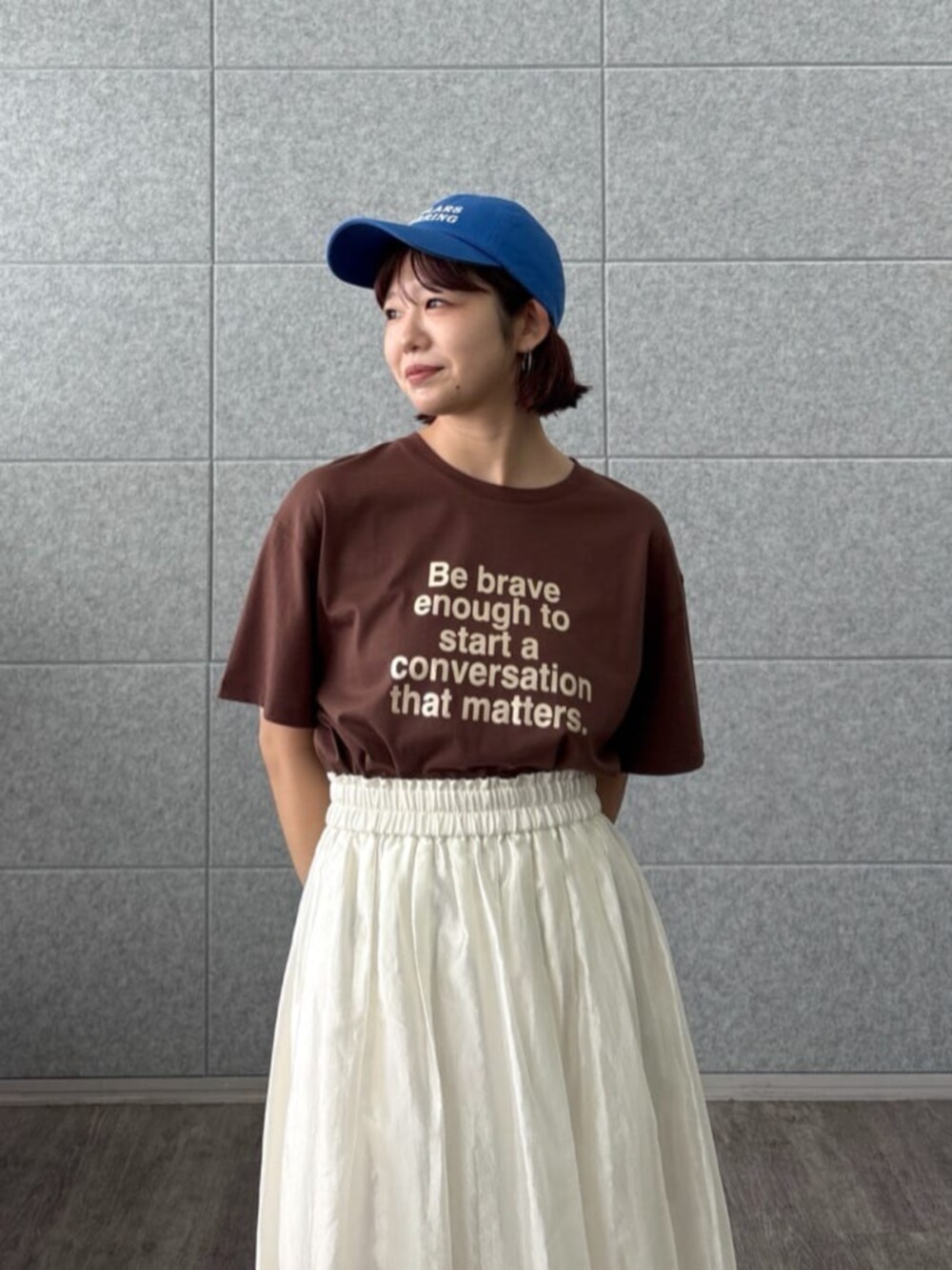 ブラウン系のTシャツ/カットソー、ホワイト系のスカートを着用したレディースの夏コーディネートの4枚目の写真