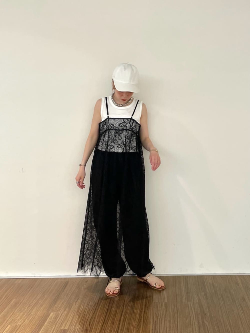 ホワイト系のタンクトップ、ブラック系のワンピース、ブラック系のその他パンツを着用したレディースの夏コーディネートの2枚目の写真