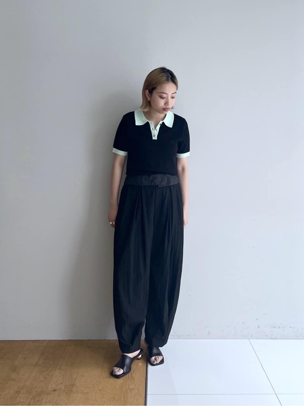 ブラック系のニット/セーター、ブラック系のその他パンツ、ブラック系のサンダルを着用したレディースの春コーディネートの2枚目の写真