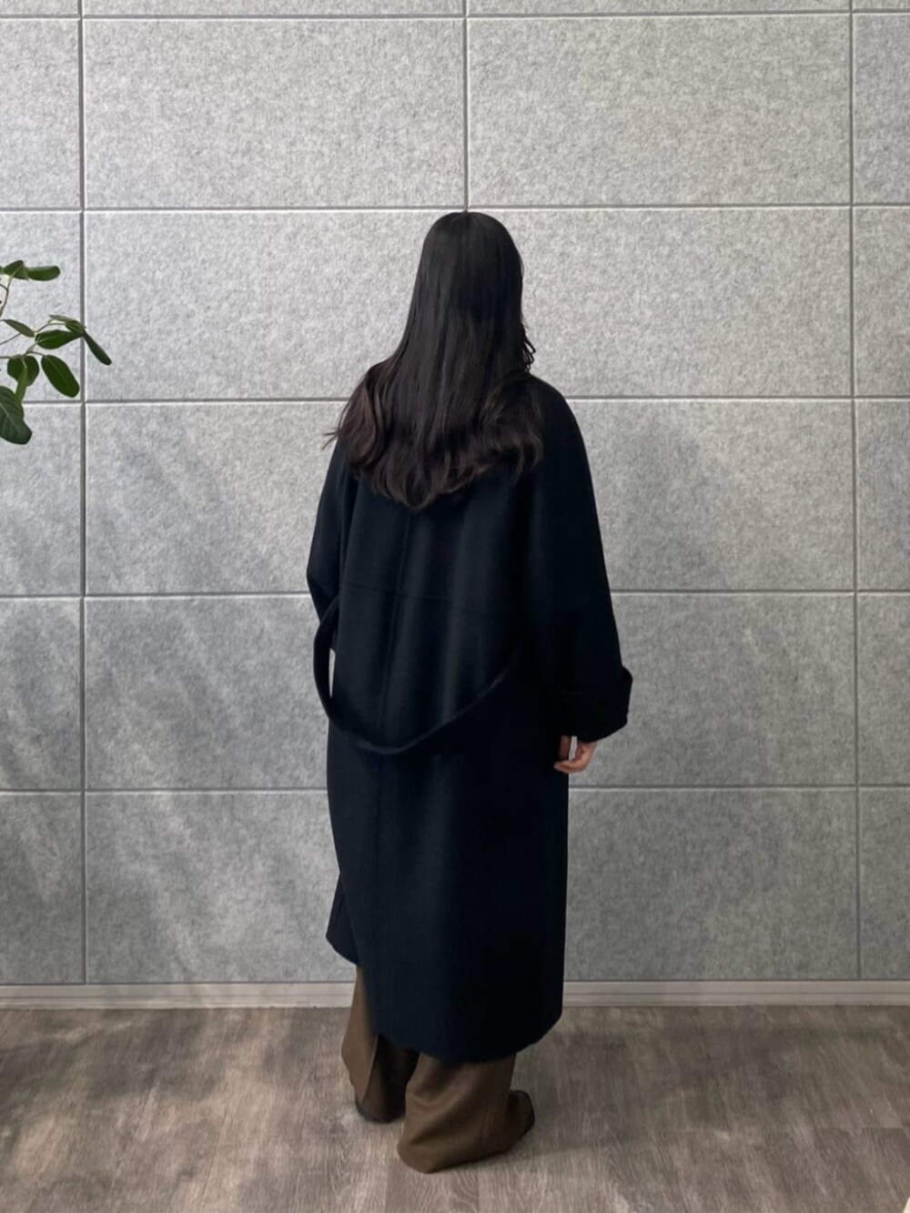 ベージュ系のニット/セーター、ブラウン系のその他パンツ、ブラック系のシャツ/ブラウスを着用したレディースの冬コーディネートの4枚目の写真