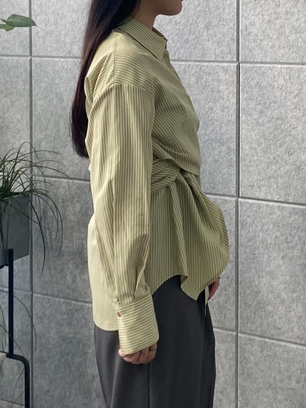 グレー系のその他パンツ、グリーン系のシャツ/ブラウスを着用したレディースの春コーディネートの3枚目の写真