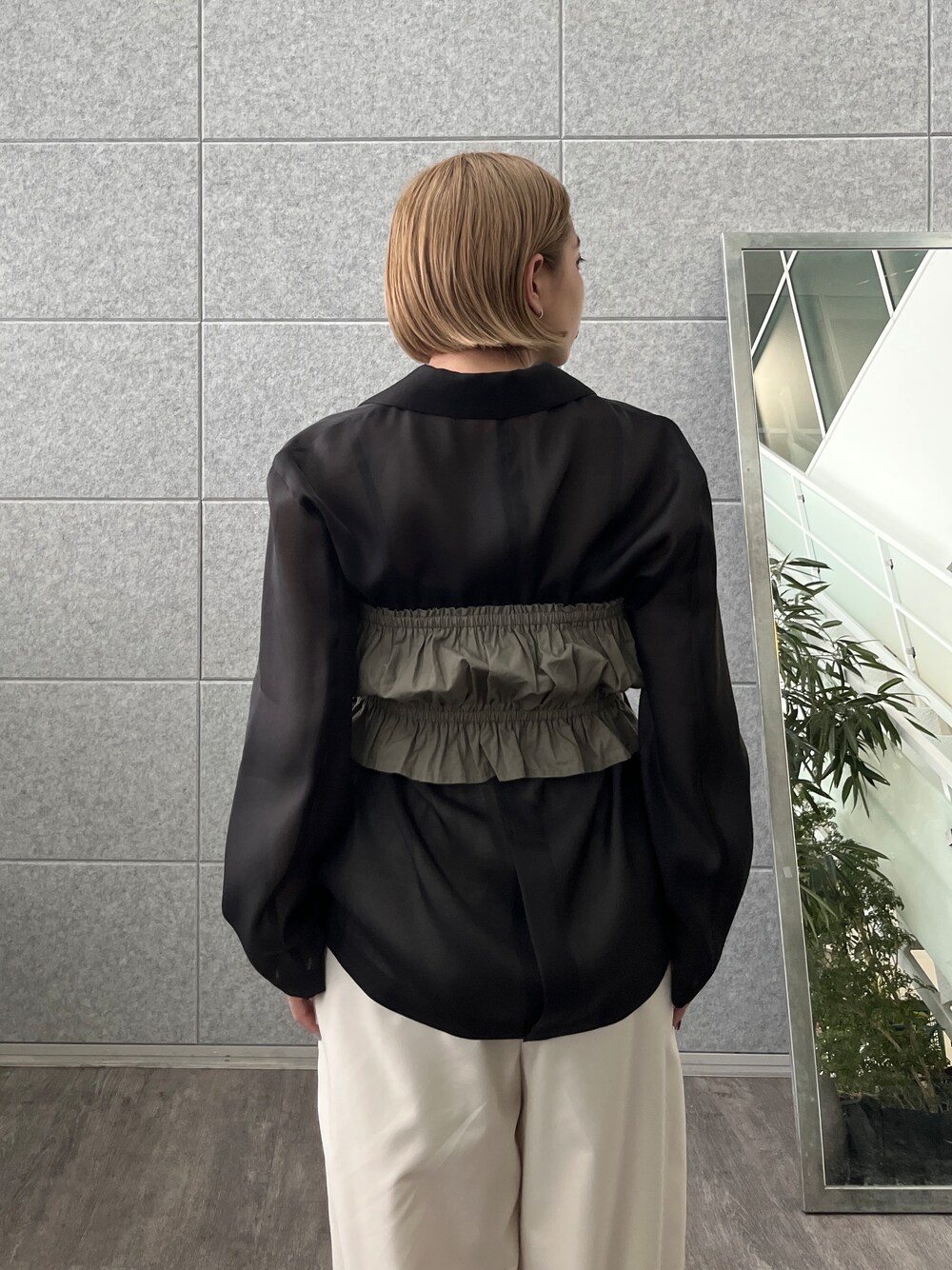 グリーン系のシャツ/ブラウス、ブラック系のテーラードジャケット、ホワイト系のその他パンツを着用したレディースの春コーディネートの9枚目の写真